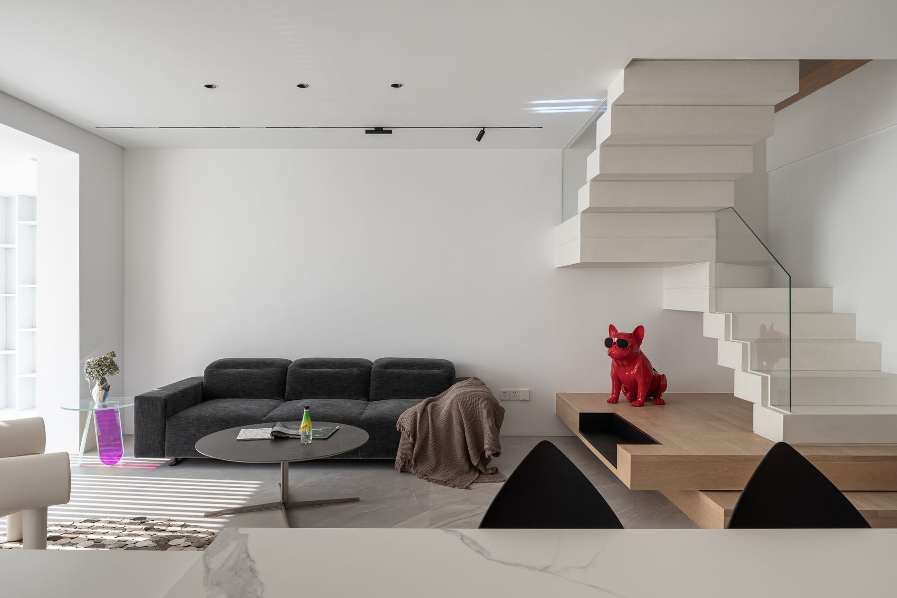 Suspended stair — 1