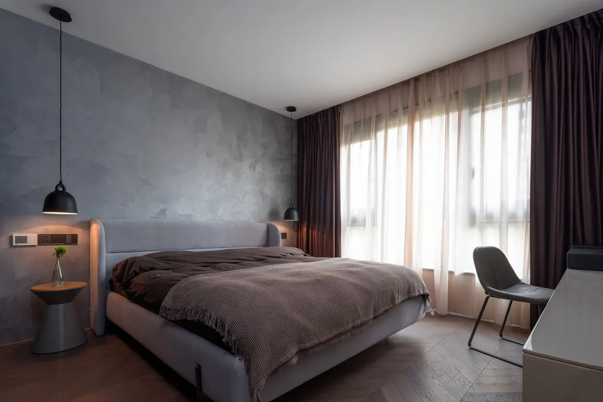 Chambre de l’appartement Jīn à Shanghai, mur enduit et rideau épais, aménagement par Atelier Cantera
