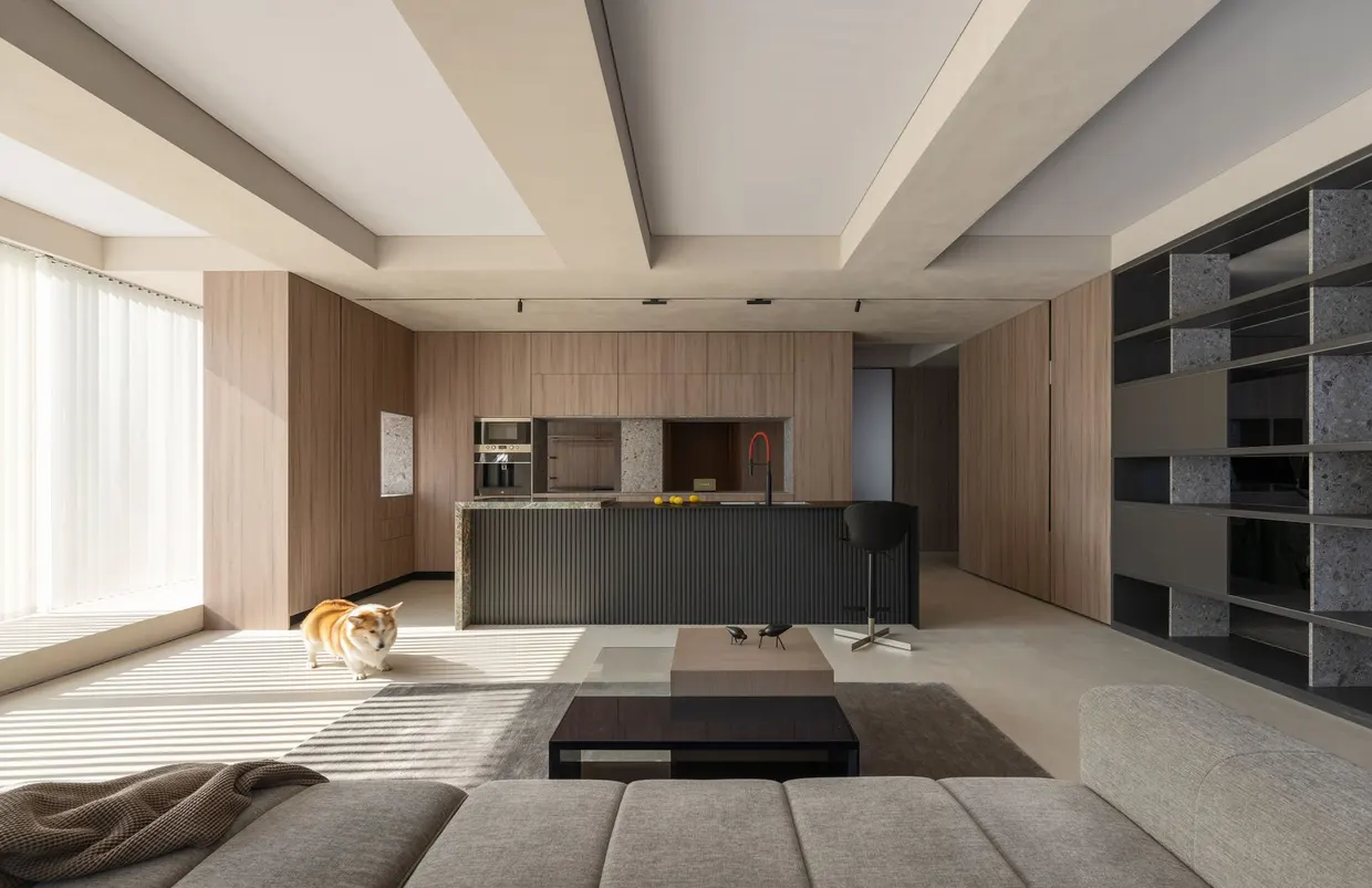 Séjour et cuisine à îlot du Bureau Xuan à Shanghai, assise basse, aménagement par Atelier Cantera